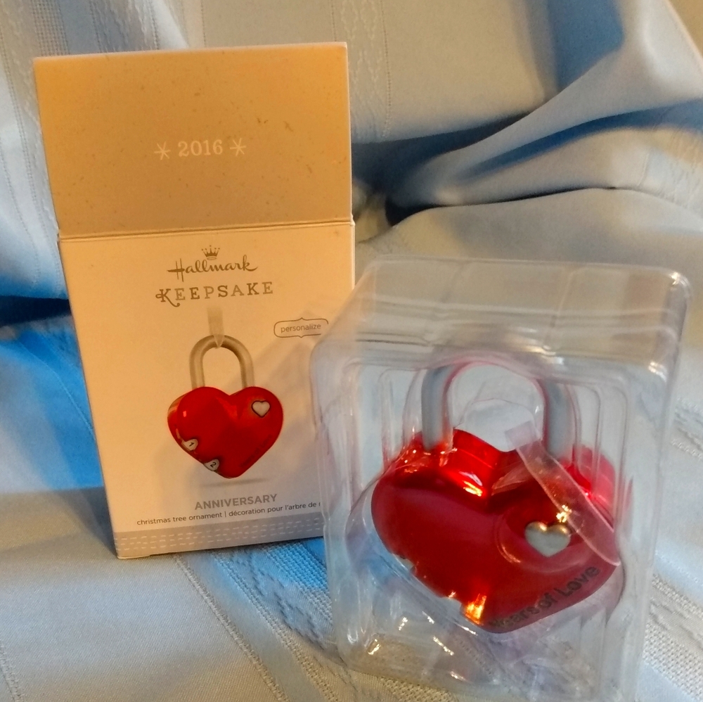 *NEW* 2016 Hallmark Keepsake Ornament